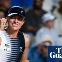 Iga Swiatek finds her flawless best to dismantle Naomi Osaka at Italian Open
