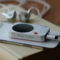 This magnetic headphone amp puts a DAC (and display) on the back of your iPhone