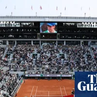 Tim Henman steps in to grand slam pay row to deter player protests at Wimbledon