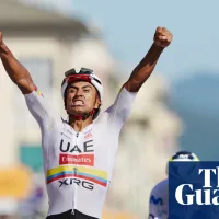 Giro d’Italia: Narváez storms past Mas for third win as Eulálio keeps pink jersey