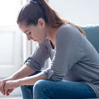 Intelligence makes people more trusting, but early hardship cuts this benefit in half